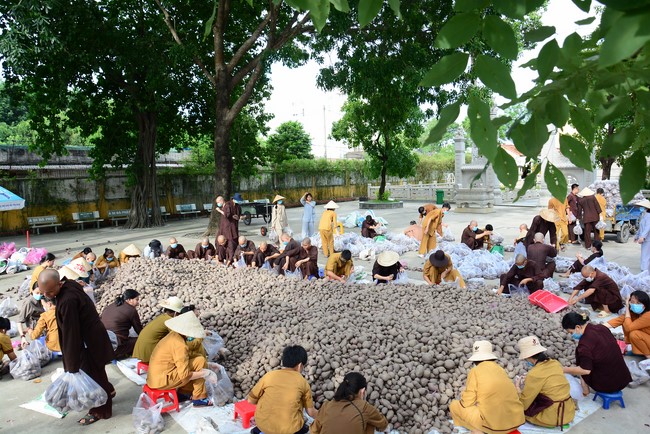 Continuing to support people in need in the Covid-19 pandemic of Hoang Phap Pagoda (series 2)